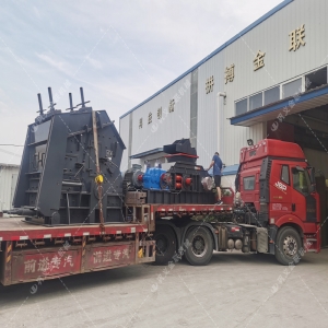 1000*700液壓對(duì)輥制砂機(jī)，1210反擊破發(fā)往四川