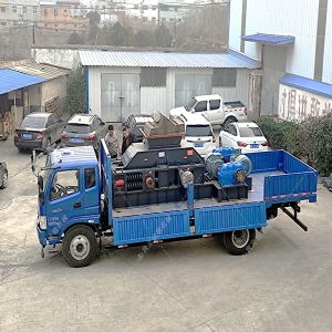 大型半自動液壓對輥破碎機(jī)發(fā)貨 發(fā)往廣東