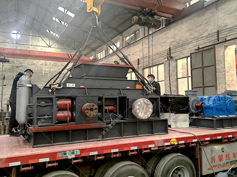 1500x800大型液壓對輥破碎制砂機(jī)發(fā)貨圖片