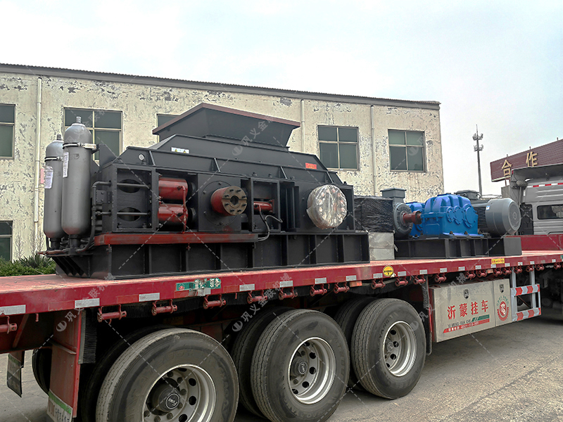 大型全自動(dòng)液壓對(duì)輥破碎制砂機(jī)發(fā)往四川處理鵝卵石