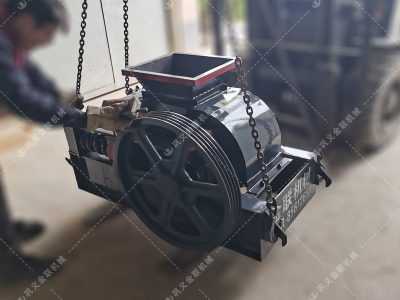 2pg400X250小型對輥破碎機(jī)發(fā)貨圖片_發(fā)往湖南長沙_破碎石英沙