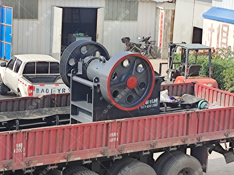 小型對輥機(jī)和顎破機(jī)發(fā)貨圖片_發(fā)往山東招遠(yuǎn)_破碎青石