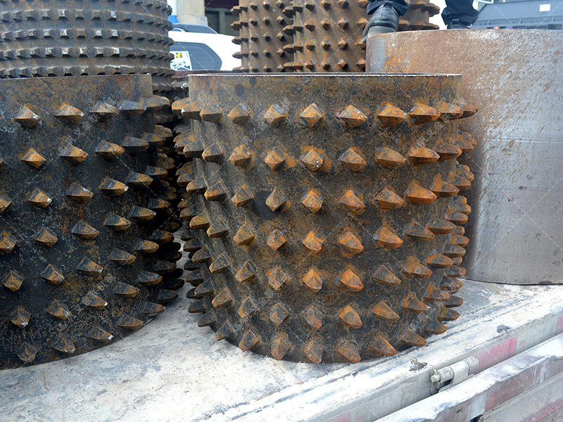 建筑垃圾回收難？雙齒輥破碎機為何能輕松“消化”不規(guī)則物料？