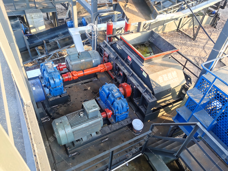 低轉(zhuǎn)速高壓力對輥制砂機(jī)，憑什么成為高品質(zhì)機(jī)制砂的 “粒形守護(hù)神”？